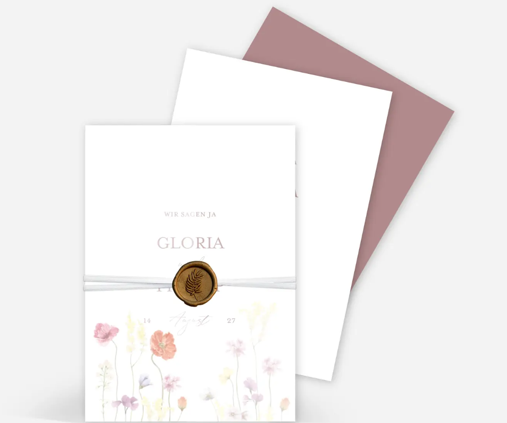 Mockup der Hochzeitseinladung von Gloria und Philipp mit Wachssiegel und zarten Wildblumen
